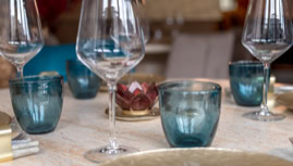 du bleu sur votre table pour rappeler la mer qui entoure bonifacio