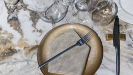 les matières nobles et des teintes douces sont à l'origine de l'ambiance chaleureuse du restaurant l'Albatros à Bonifacio