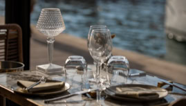 lumière tamisée du soleil couchant pour accueillir votre diner en terrasse